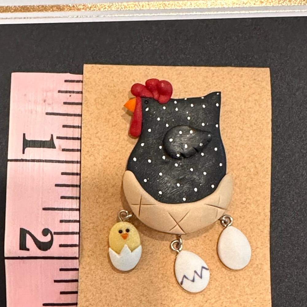 Chicken ๐ Brooch - Picture 2 of 4